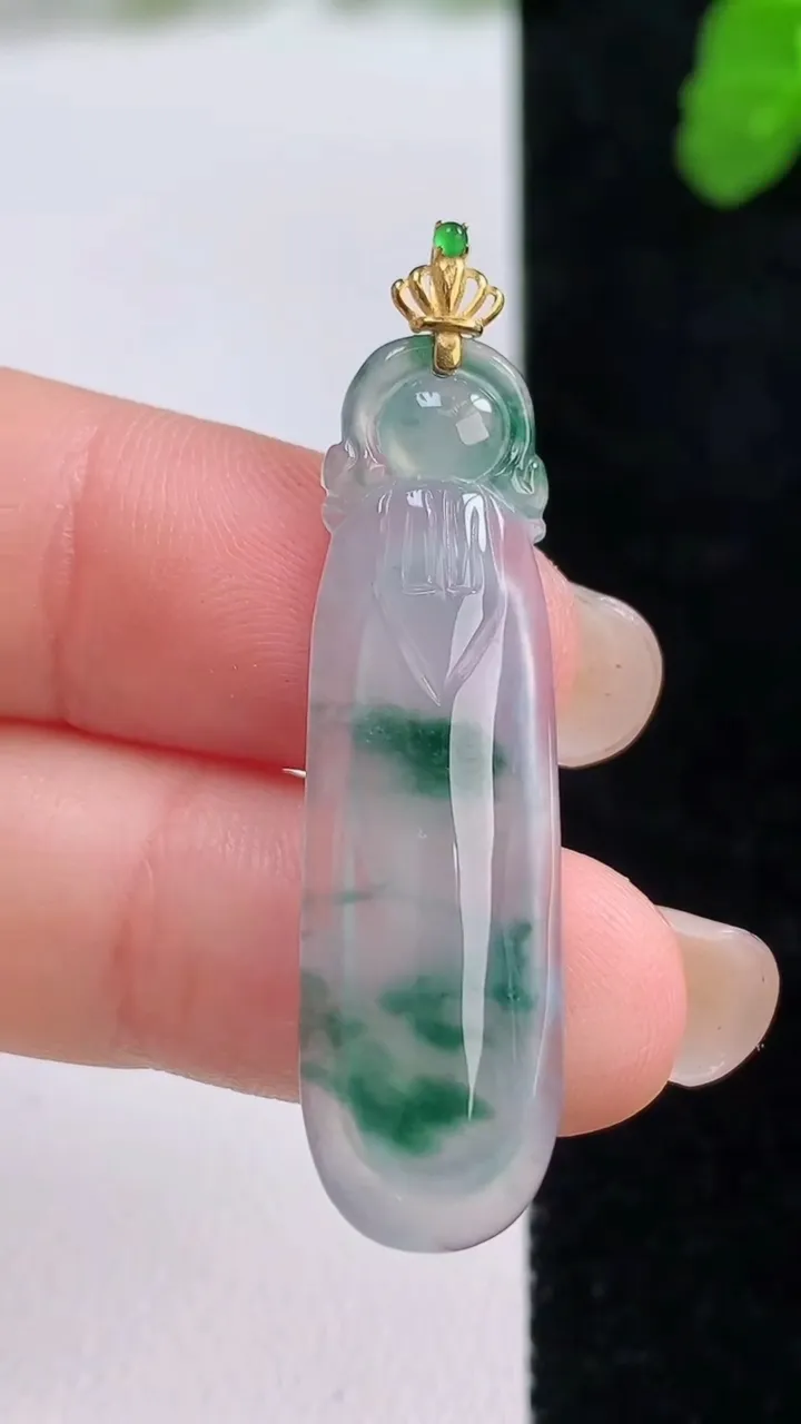 天然A货翡翠种飘花福瓜吊坠，尺寸38-11-3.6，重量:2.85g
8月26日