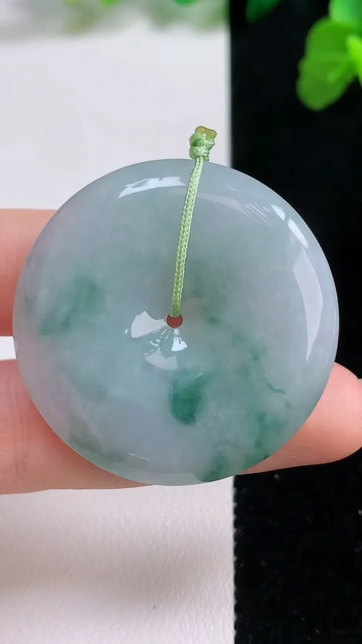 天然A货翡翠飘花平安扣吊坠，尺寸37.3-6，重量:19.28g
8月26日
