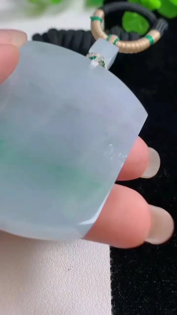 天然A货翡翠仿古无事牌吊坠，尺寸53.5-41.5-6，重量:43.90g
8月26日