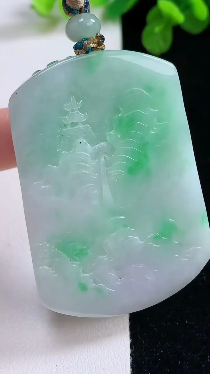 天然A货翡翠山水牌吊坠，尺寸56-39-10.7，重量:58.20g
8月26日
