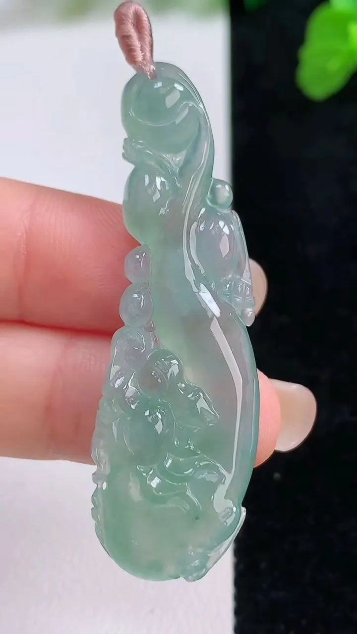 天然A货翡翠如意吊坠，尺寸53.2-16.4-5.2，重量:7.95g
8月26日