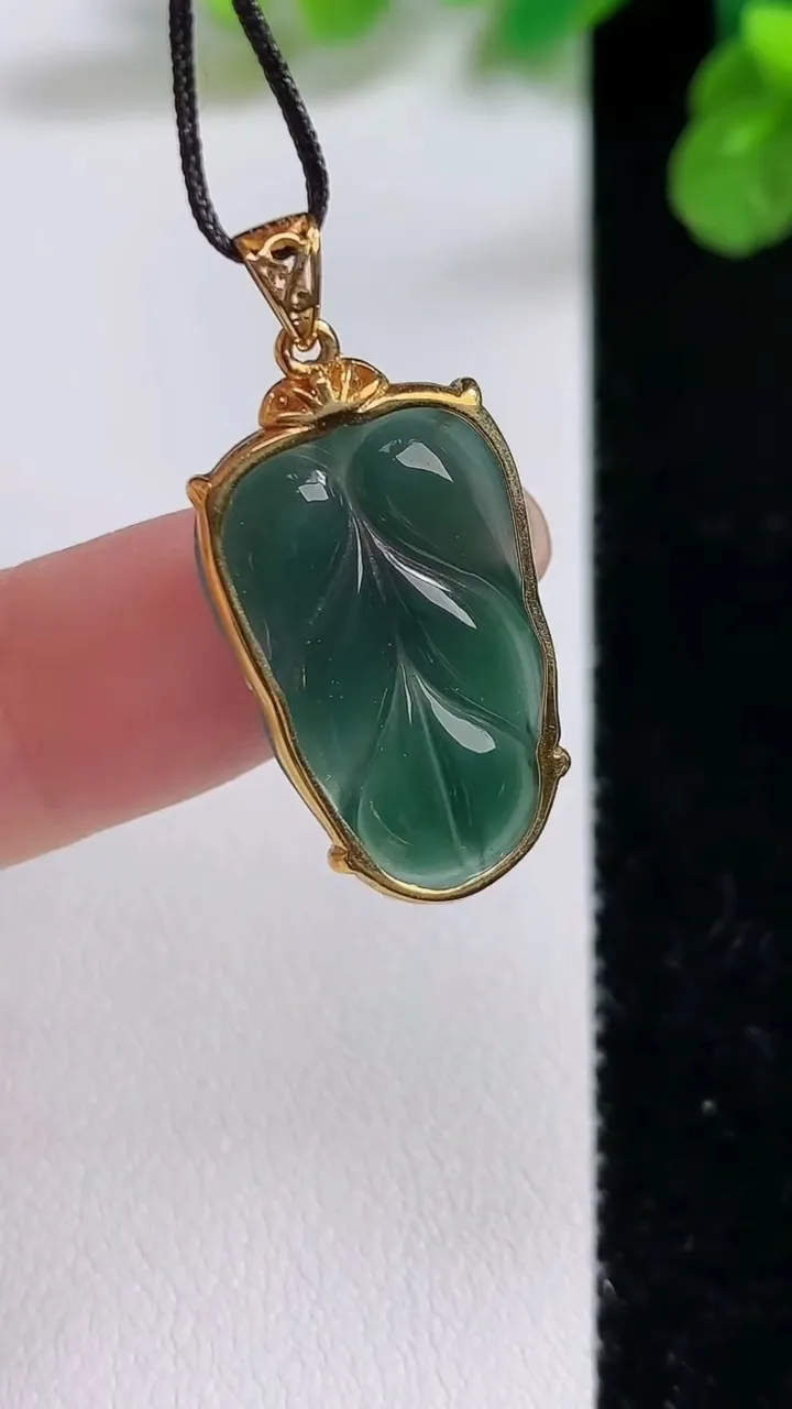 天然A货翡翠k金蓝水金枝玉叶 叶子吊坠，尺寸30-14.7-4.2，重:2.50g
8月26日