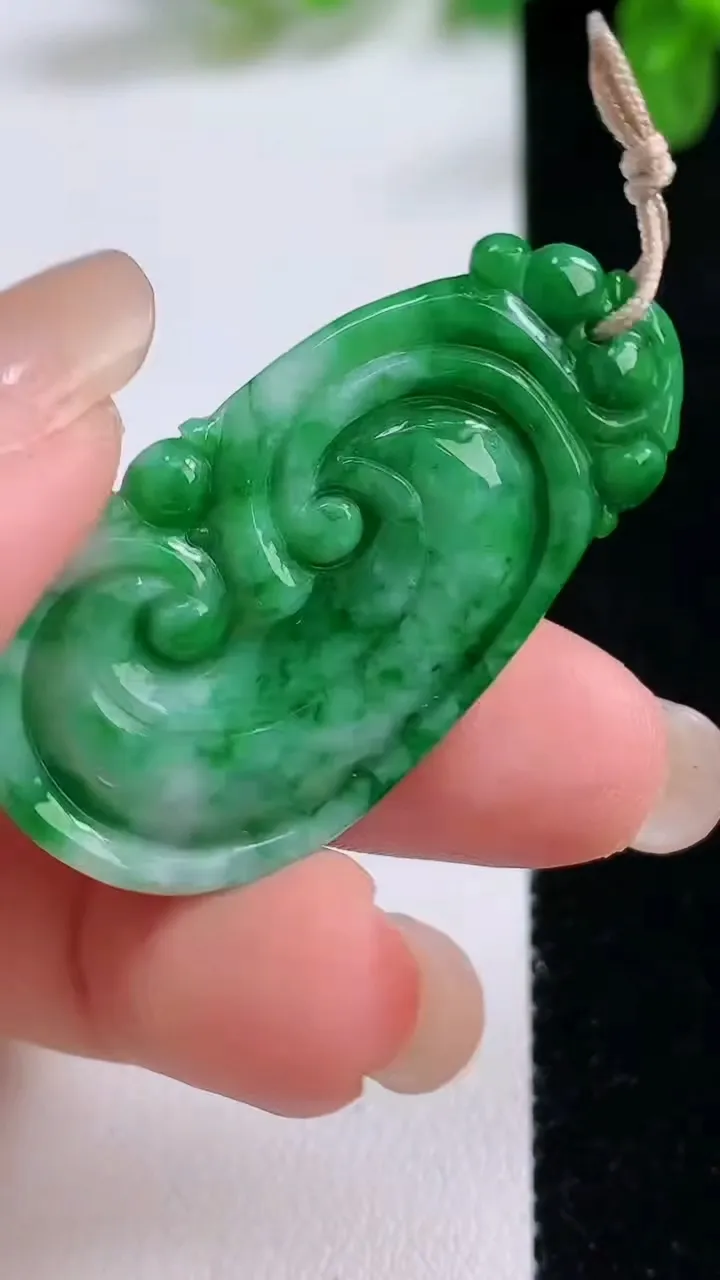 天然A货翡翠如意吊坠，尺寸40.4-20.7-5.2，重量:9.67g
8月26日