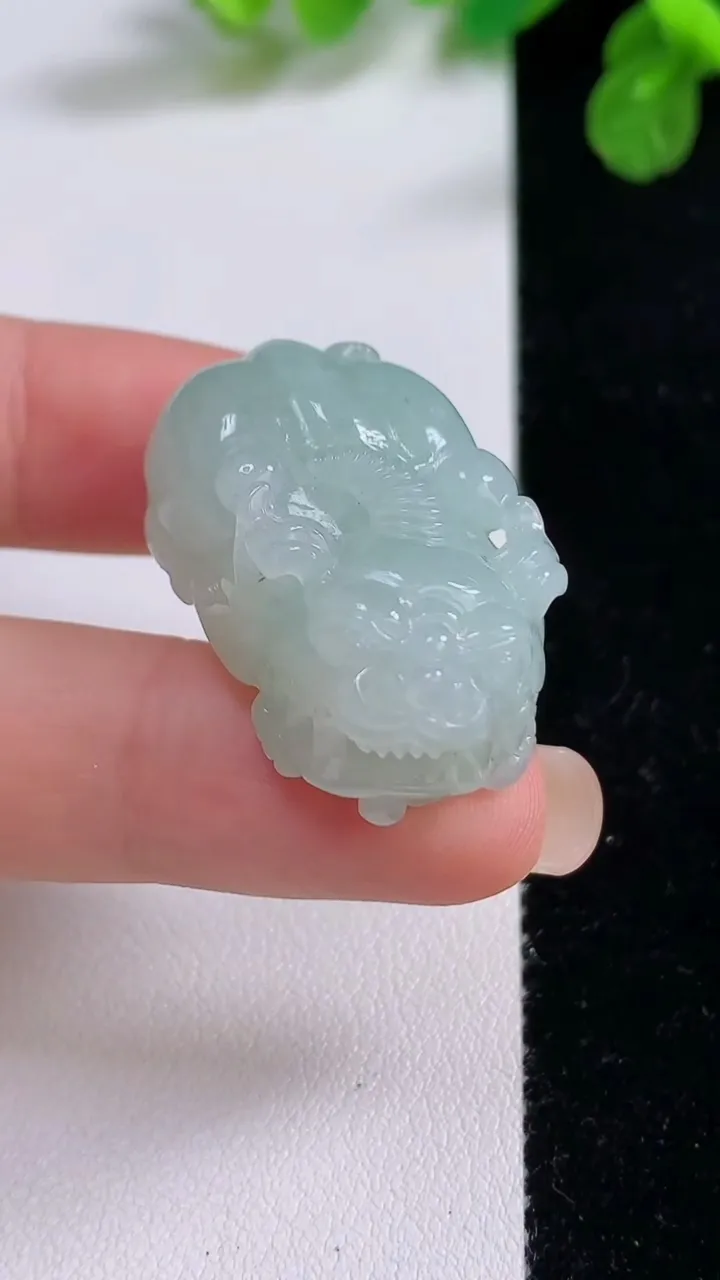 天然A货翡翠貔貅吊坠，尺寸32-18.8-12.7，重量:17.50g
8月26日