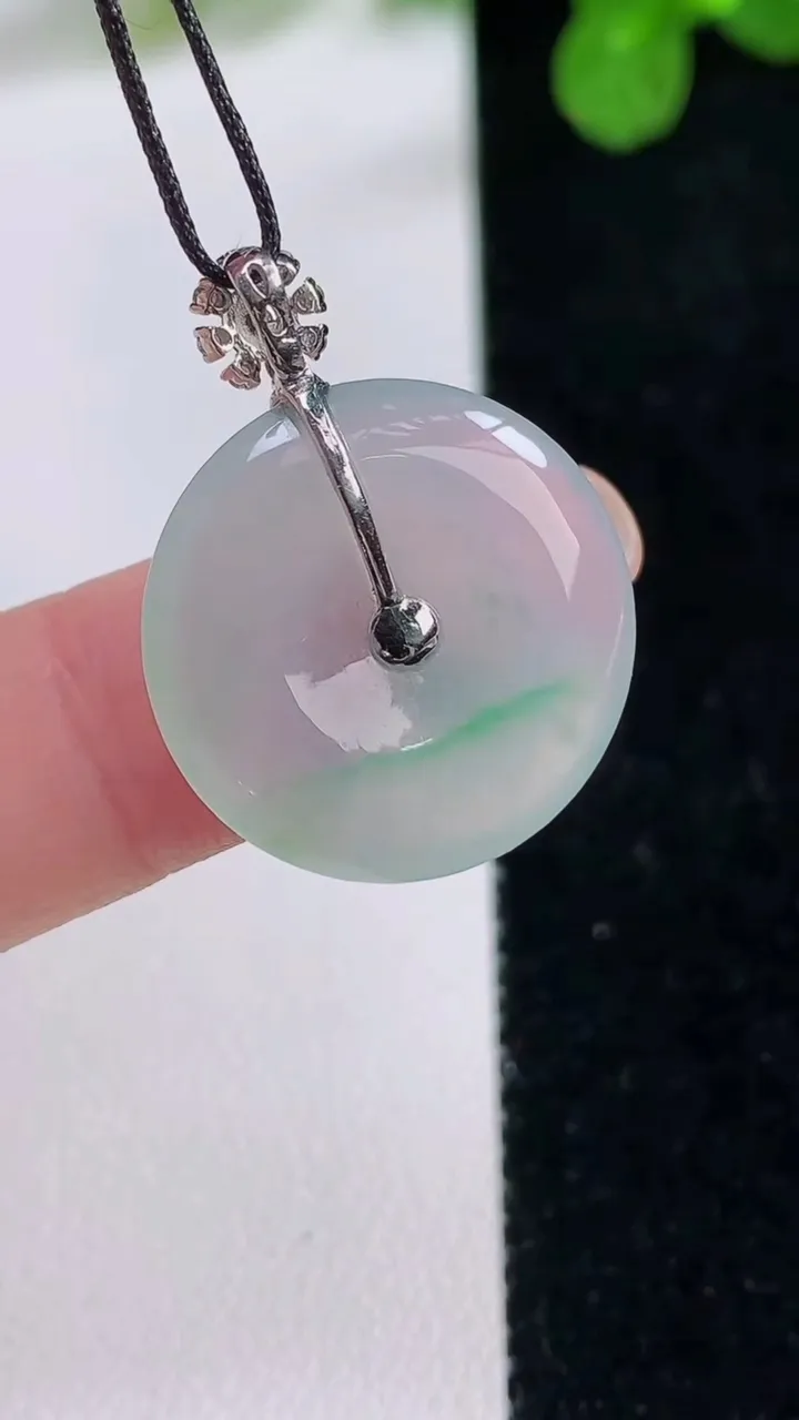 天然A货翡翠平安扣吊坠，尺寸20.6-3.4，重量:4.00g
8月26日