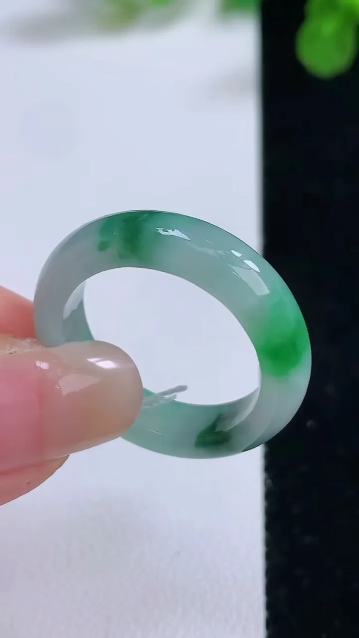 天然A货翡翠戒指指环，尺寸20.4-6-3.8，重量:5.30g2025年8月26日
工厂直销收藏佳品,种好水足，色泽均匀，有种有色，上手高大气！
