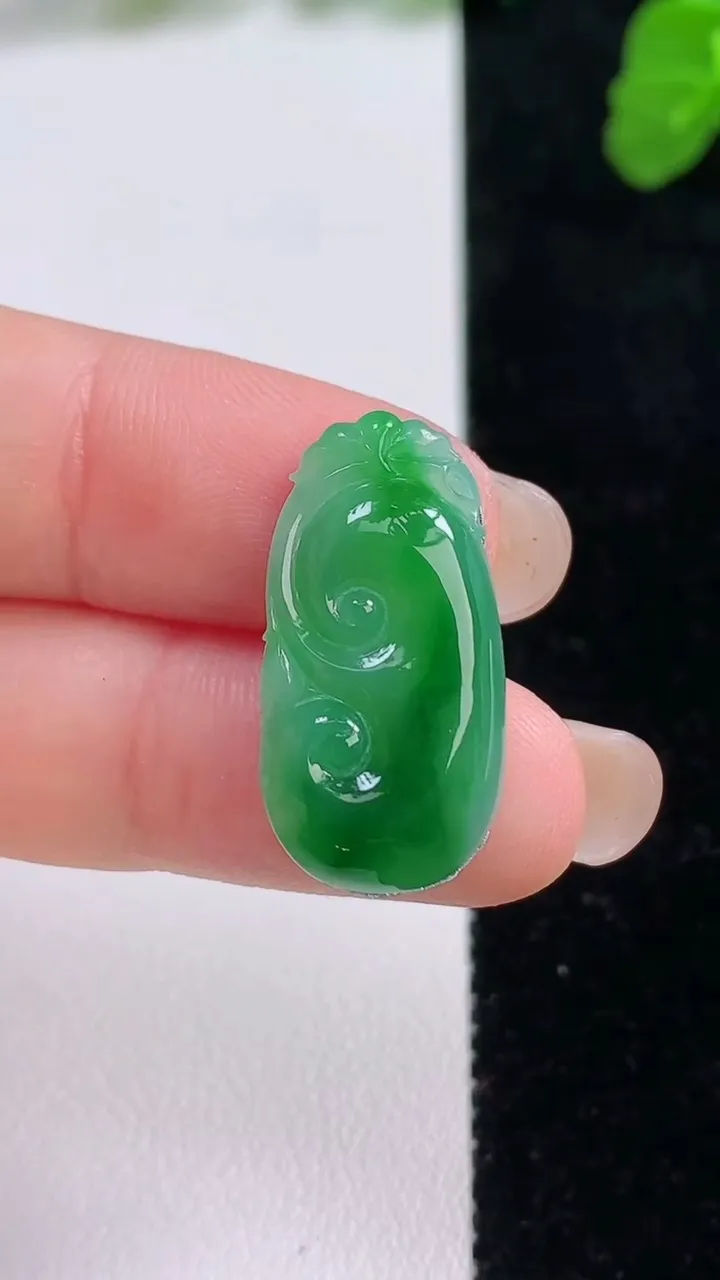 天然A货翡翠如意吊坠，尺寸24.6-12.8-3.5，重量:2.12g
8月27日