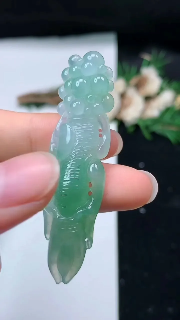 天然A货翡翠人参吊坠，尺寸60-16-10.2，重量:13.85g
8月27日