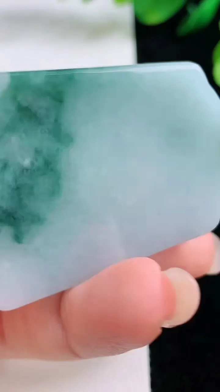 天然A货翡翠飘花仿古龙牌 无事牌吊坠，尺寸50.6-36.7-5.4，重量:28.93g
8月27日