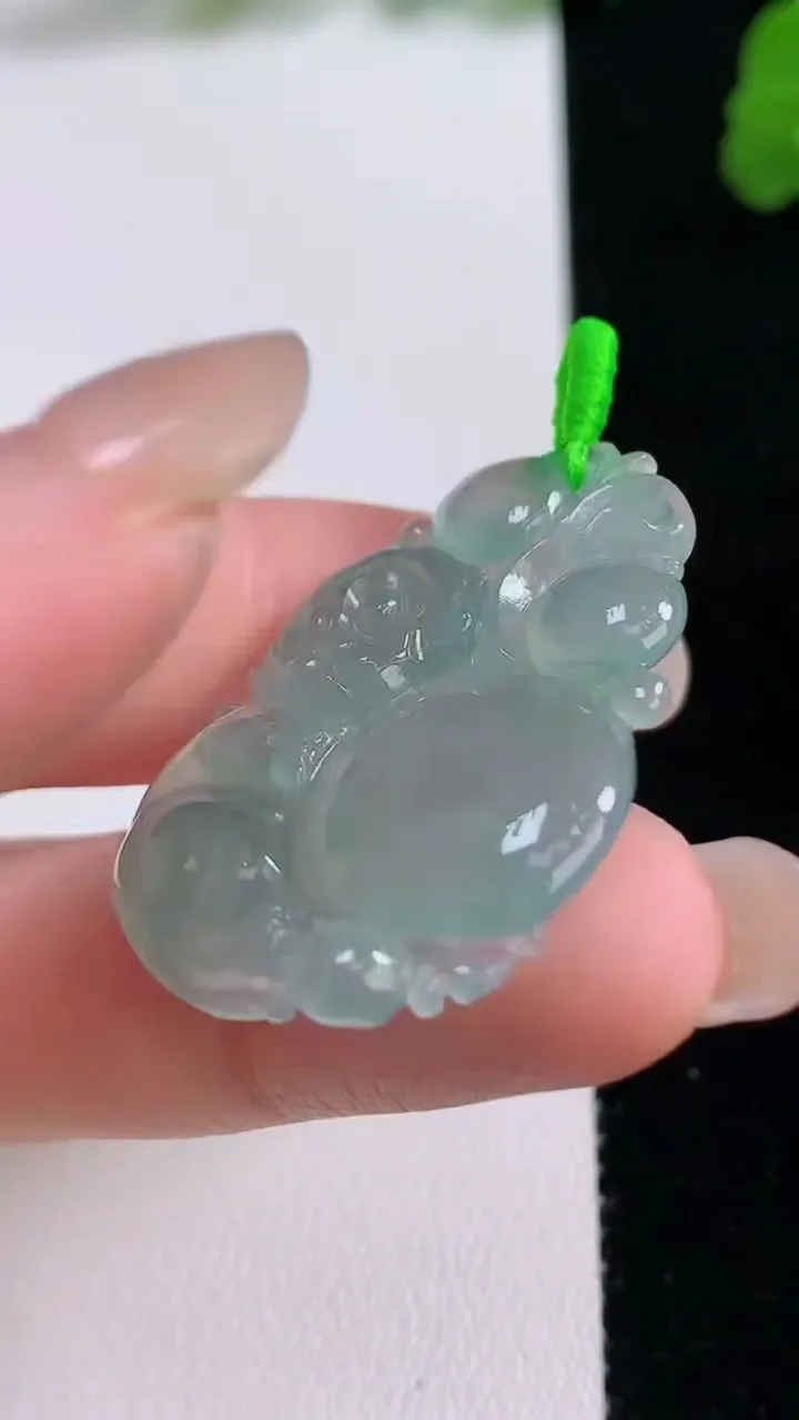 天然A货翡翠生肖猴吊坠，尺寸34.6-26.2-5.3，重量:7.29g
8月27日