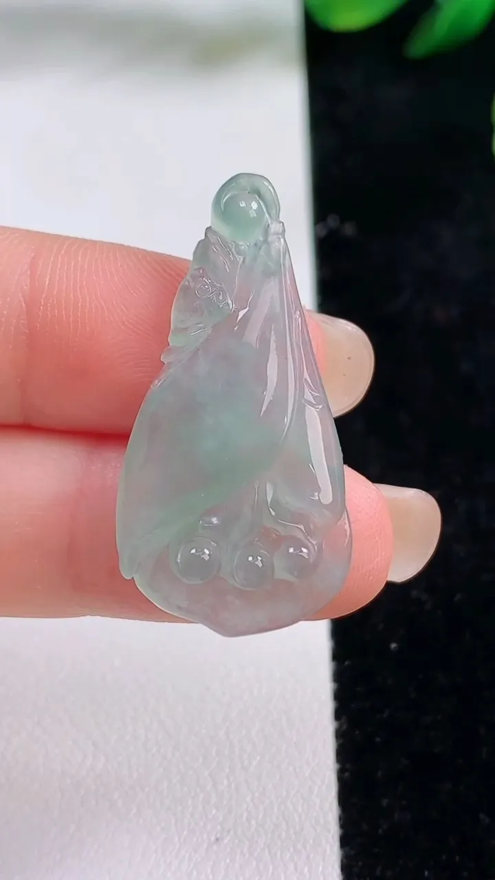 天然A货翡翠玉兰花吊坠，尺寸34.4-17-4.2，重量:3.26g
8月27日