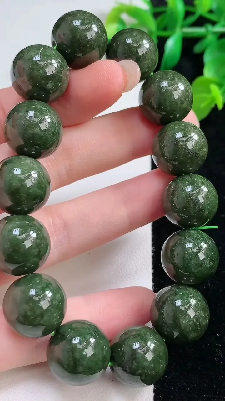 天然A货翡翠圆珠手串14颗，尺寸 16，重: 86.51g8月27日
工厂直销收藏佳品,种好水足，色泽均匀，有种有色，上手高大气！