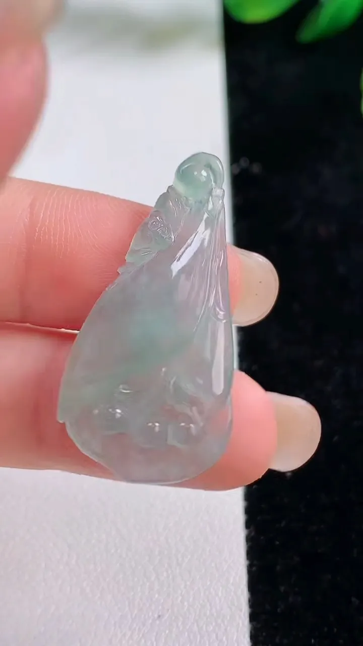 天然A货翡翠玉兰花吊坠，尺寸34.4-17-4.2，重量:3.26g
8月27日