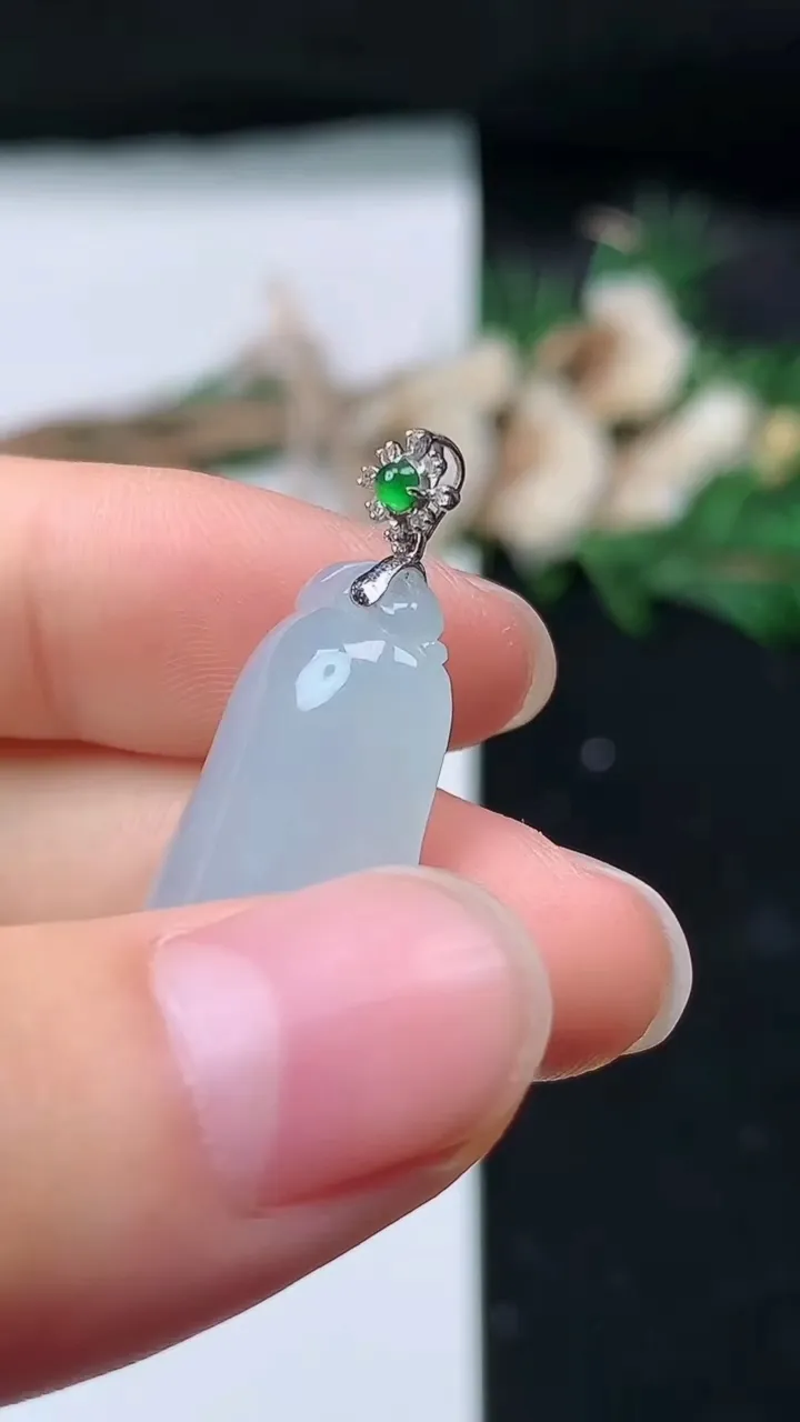 天然A货翡翠白冰福瓜吊坠，尺寸24-14.2-6.4，重量:4.29g
8月27日