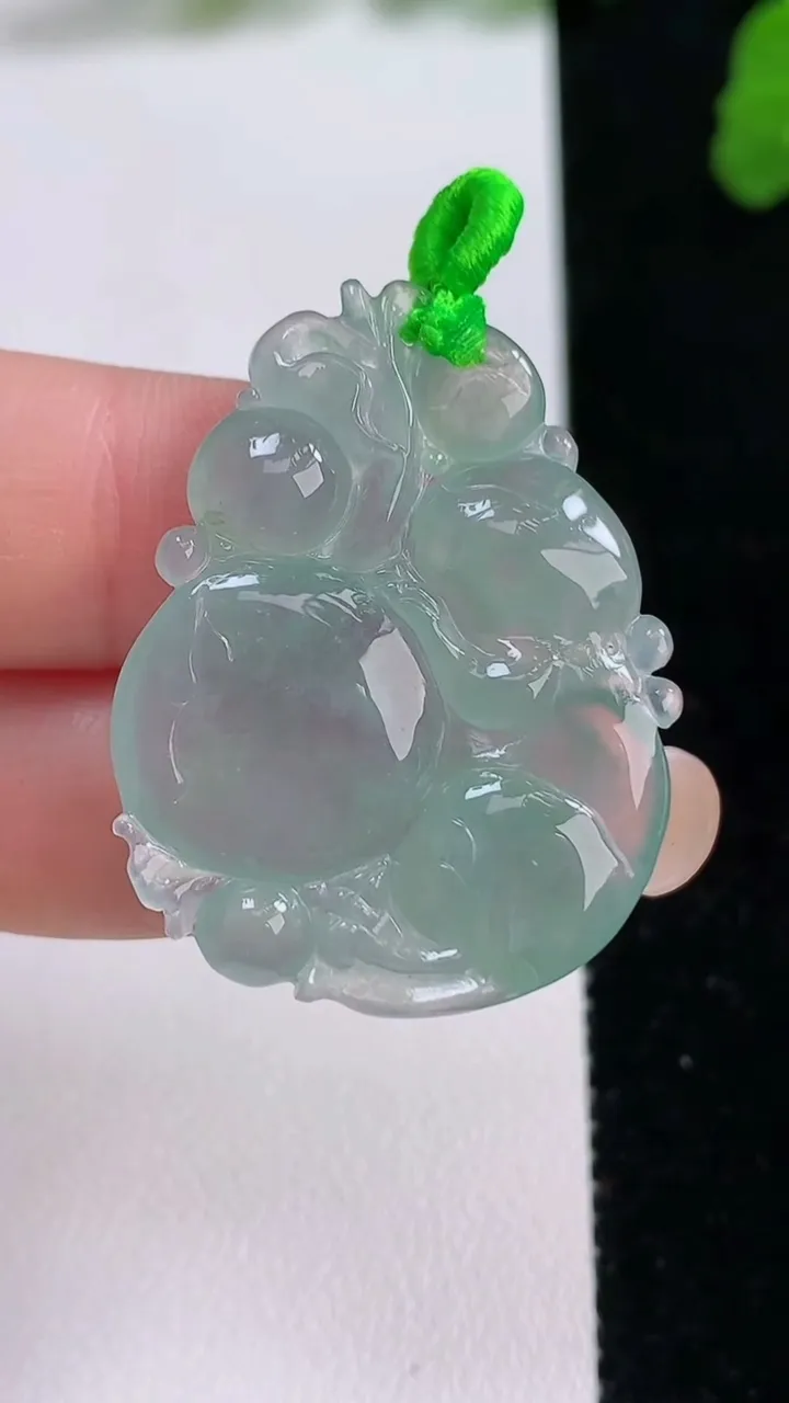 天然A货翡翠生肖猴吊坠，尺寸34.6-26.2-5.3，重量:7.29g
8月27日