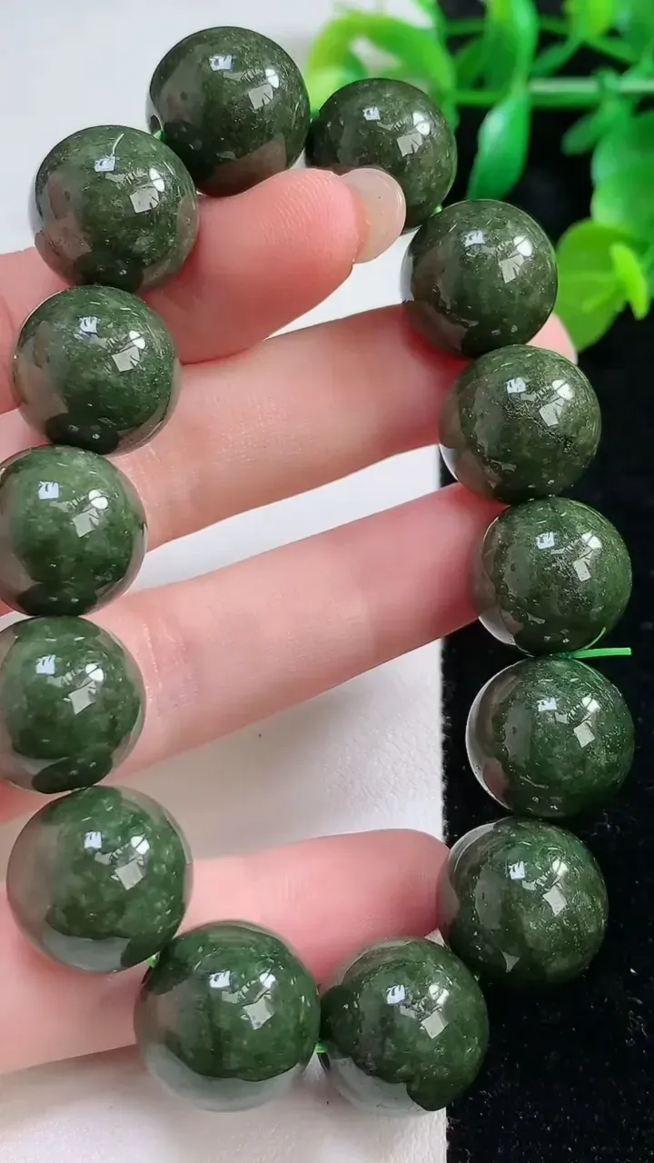 天然A货翡翠圆珠手串14颗，尺寸 16，重: 86.51g8月27日
工厂直销收藏佳品,种好水足，色