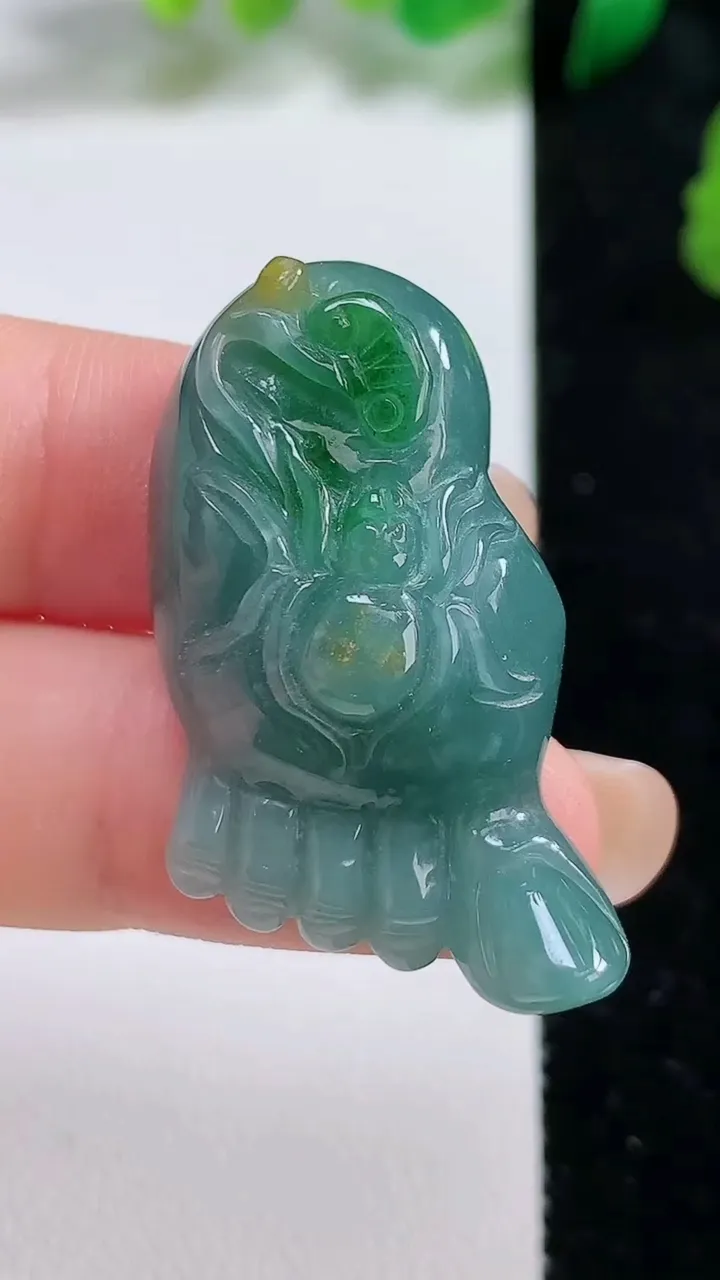 天然A货翡翠蓝水双彩知足常乐 佛脚吊坠，尺寸37.7-20.5-12，重:14.13g
8月27日