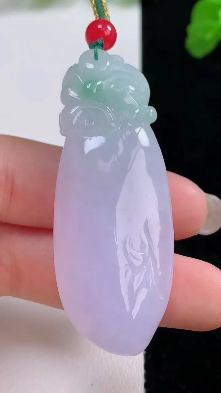 天然A货翡翠春带彩紫罗兰福瓜吊坠，尺寸54.8-21.7-12，重量:24.21g
8月27日