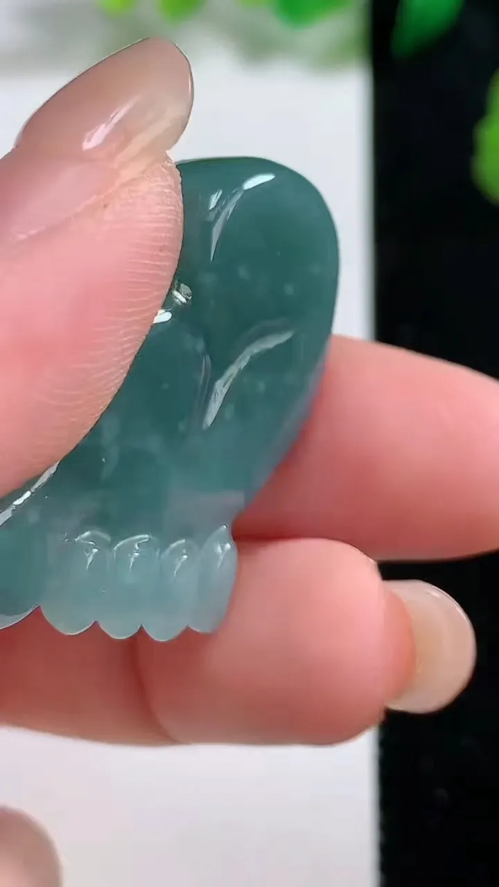 天然A货翡翠蓝水双彩知足常乐 佛脚吊坠，尺寸37.7-20.5-12，重:14.13g
8月27日