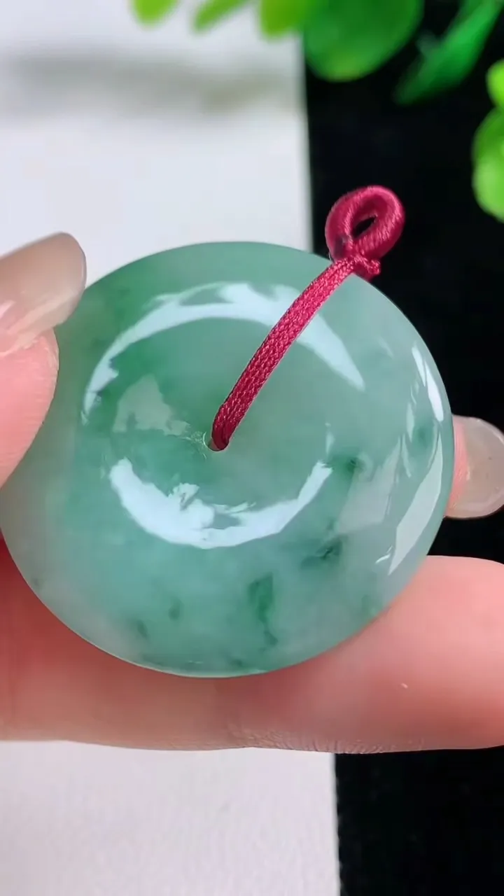 天然A货翡翠平安扣吊坠，尺寸34-5.5，重量:13.54g
8月27日