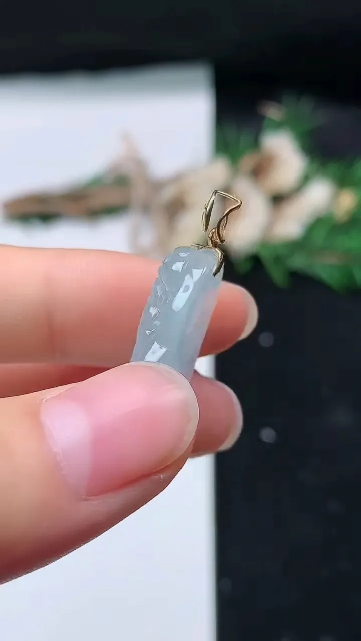 天然A货翡翠白冰财神爷吊坠，尺寸28.8-15-6.6，重量:5.20g
8月27日