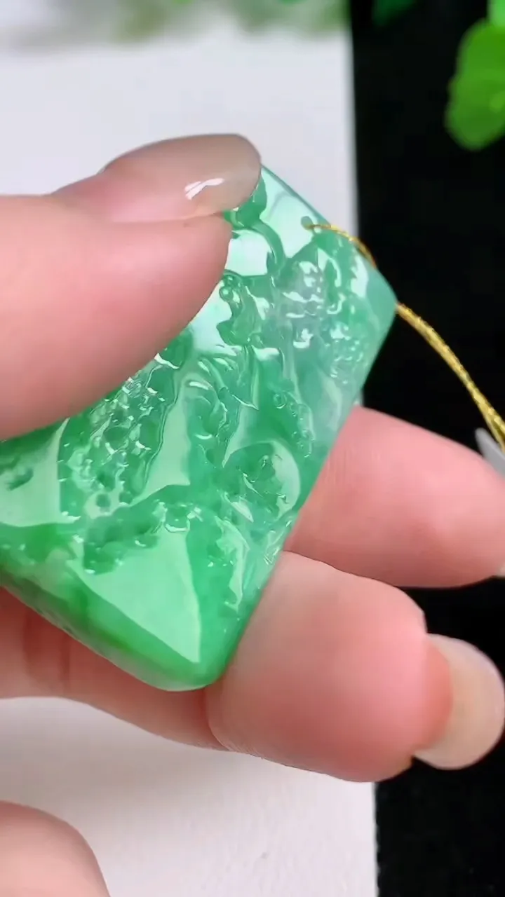 天然A货翡翠山水牌吊坠，尺寸40-25-8，重量:21.36g
8月27日