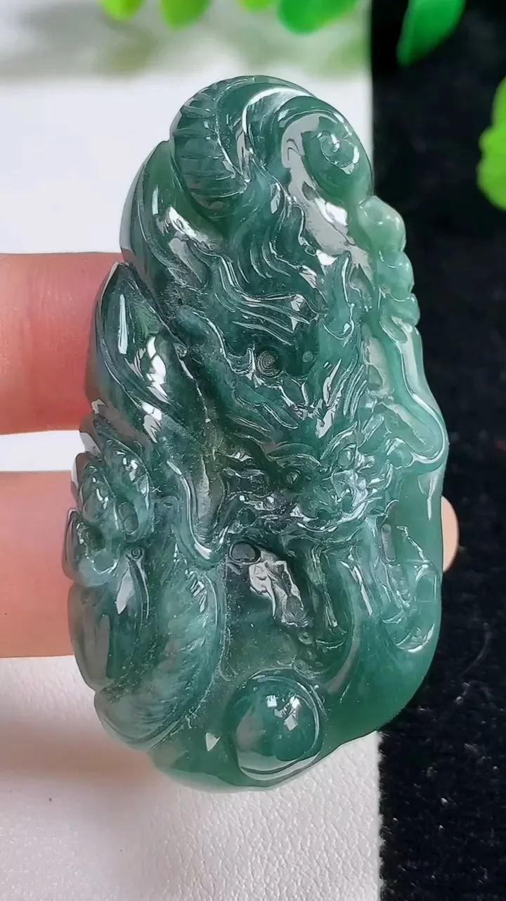 天然A货翡翠蓝水龙牌吊坠，尺寸60.5-36.7-8.4，重:28.41g
8月27日