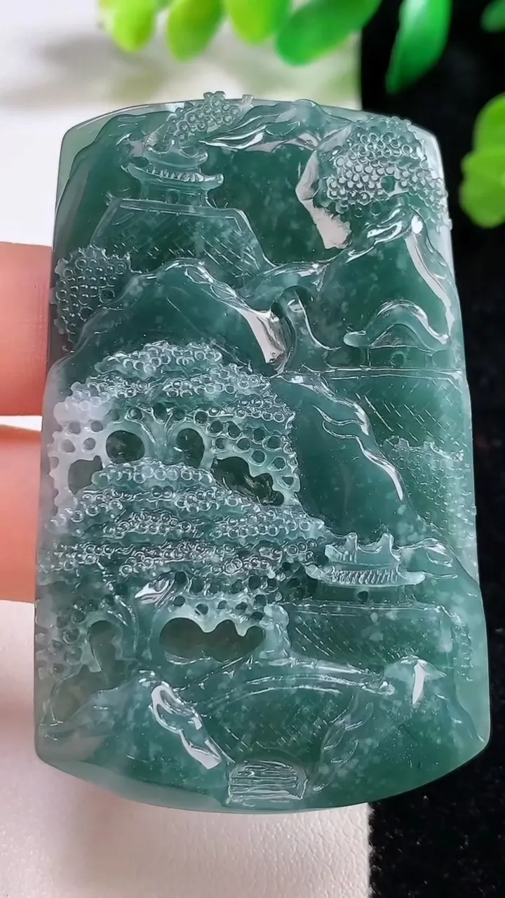 天然A货翡翠蓝水山水牌吊坠，尺寸 64-40-7，重: 47.16g
8月27日