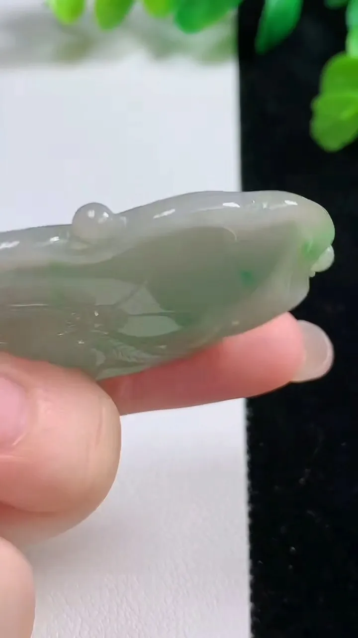 天然A货翡翠和和美美 荷叶吊坠，尺寸56-35-5.2 ，重:20.37g
8月27日