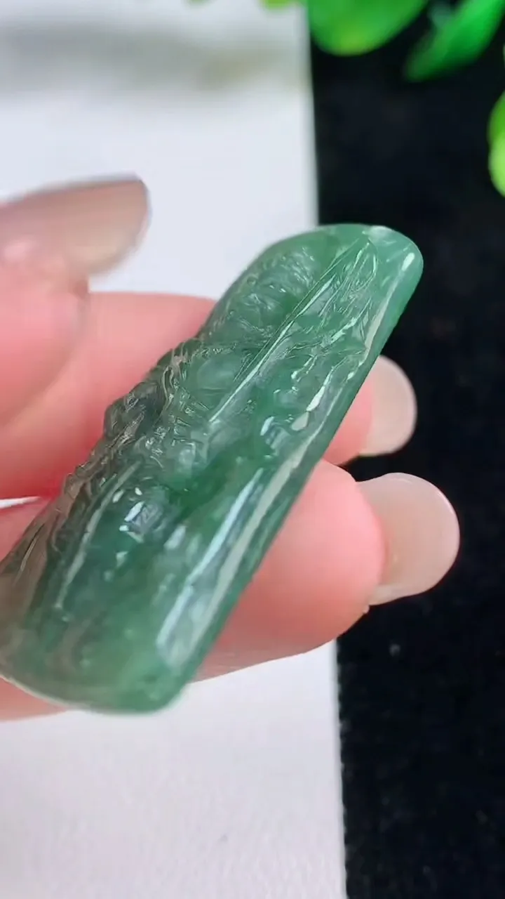 天然A货翡翠不动明王吊坠，尺寸39.8-20.8-5.4，重量:9.27g
8月27日
