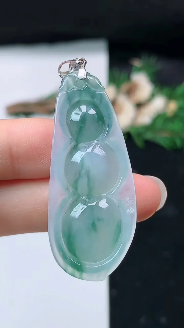 天然A货翡翠冰种飘花福豆吊坠，尺寸43.8-18.6-7.3，重量:9.00g
8月27日