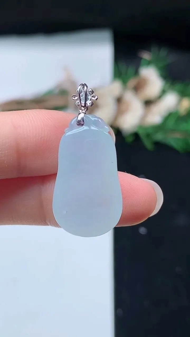 天然A货翡翠白冰福瓜吊坠，尺寸24-14.2-6.4，重量:4.29g
8月27日