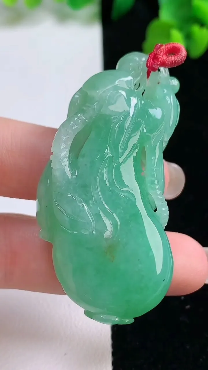 天然A货翡翠福瓜吊坠，尺寸54.5-24.5-12.3，重量:31.07g
8月27日