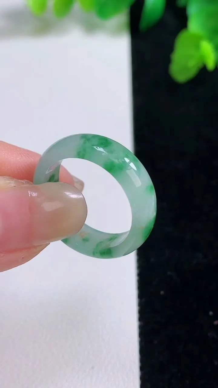 天然A货翡翠戒指指环，尺寸18.5-6-2.7，重量:3.63g2025年8月27日
工厂直销收藏佳品,种好水足，色泽均匀，有种有色，上手高大气！