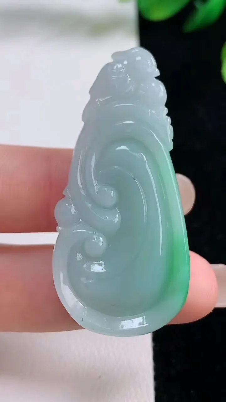 天然A货翡翠如意吊坠，尺寸48.5-22.8-7，重量:12.30g
8月27日
