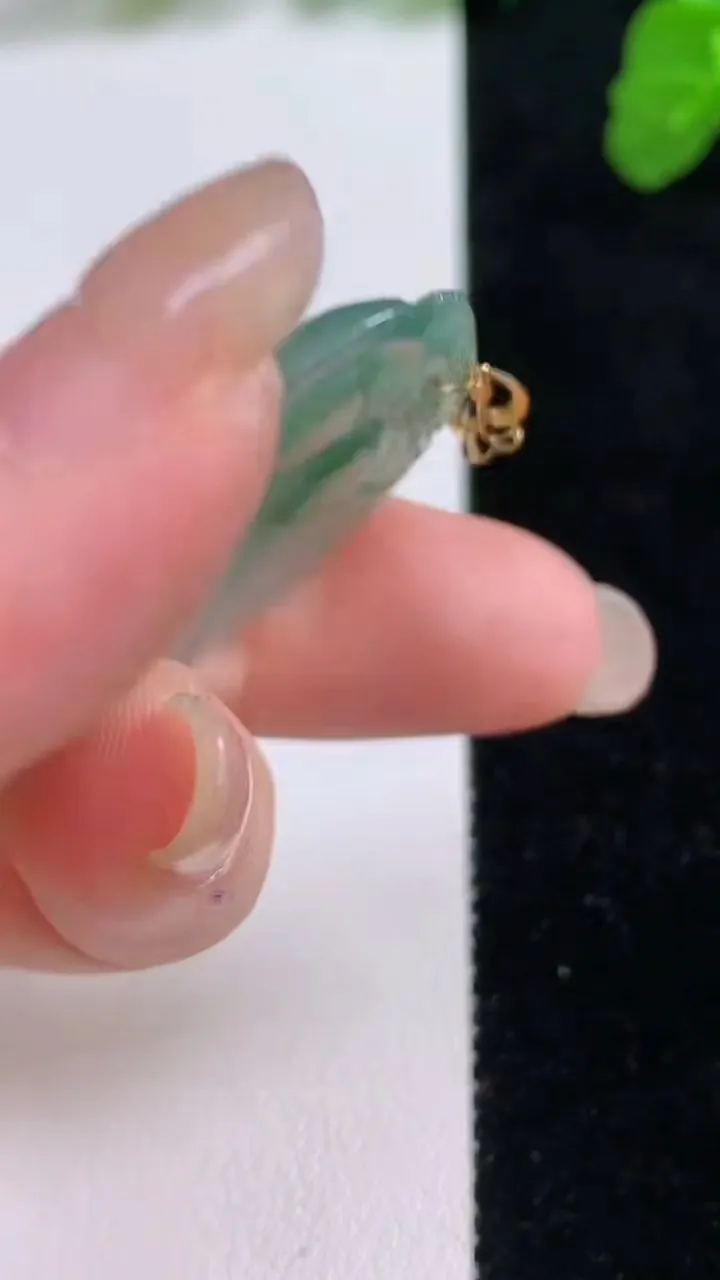 天然A货翡翠金枝玉叶叶子吊坠，尺寸42.2-25.2-4，重量:7.50g
8月27日