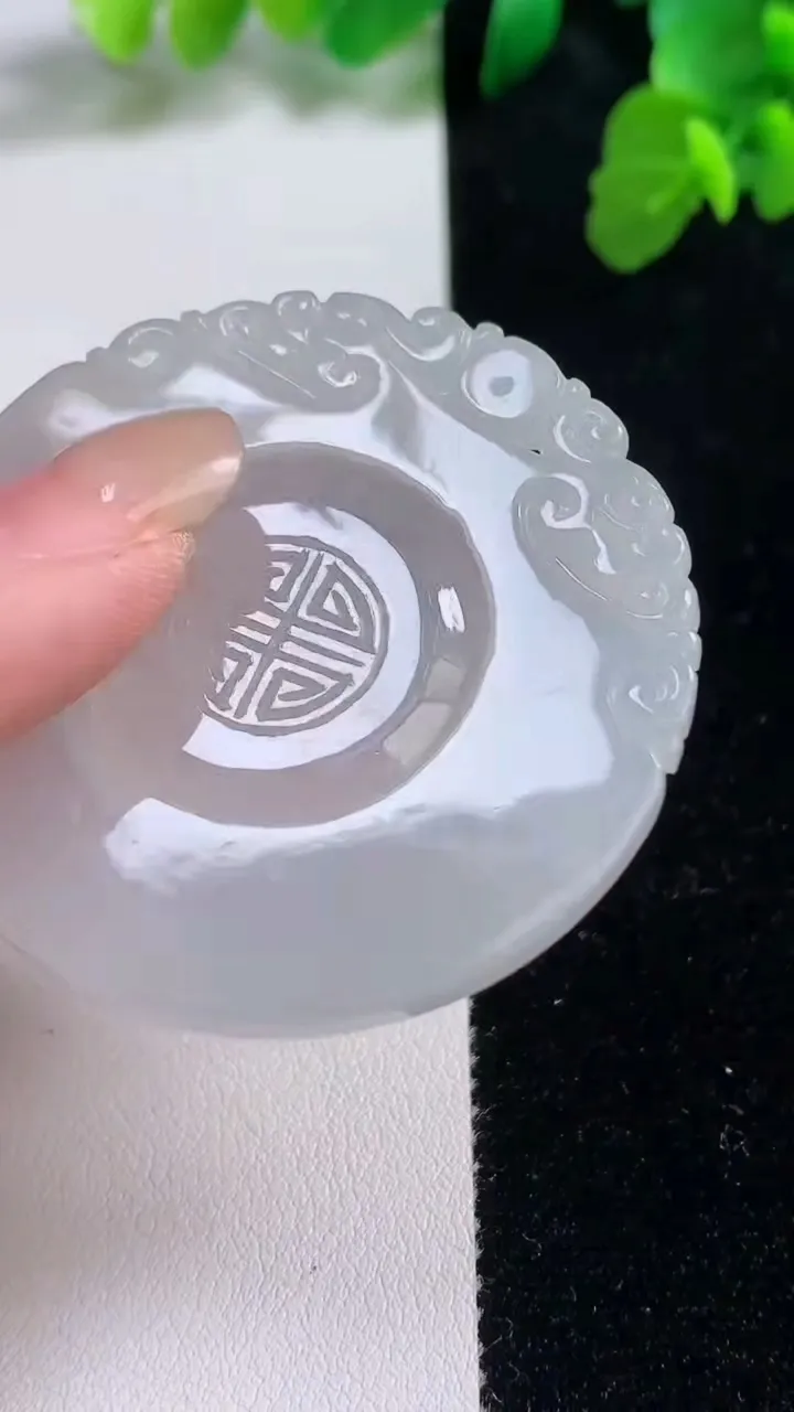 天然A货翡翠白冰仿古无事牌吊坠，尺寸 50-4，重: 25.92g
8月27日