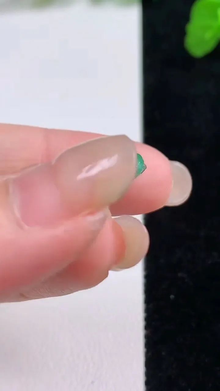 天然A货翡翠如意吊坠，尺寸24.6-12.8-3.5，重量:2.12g
8月27日