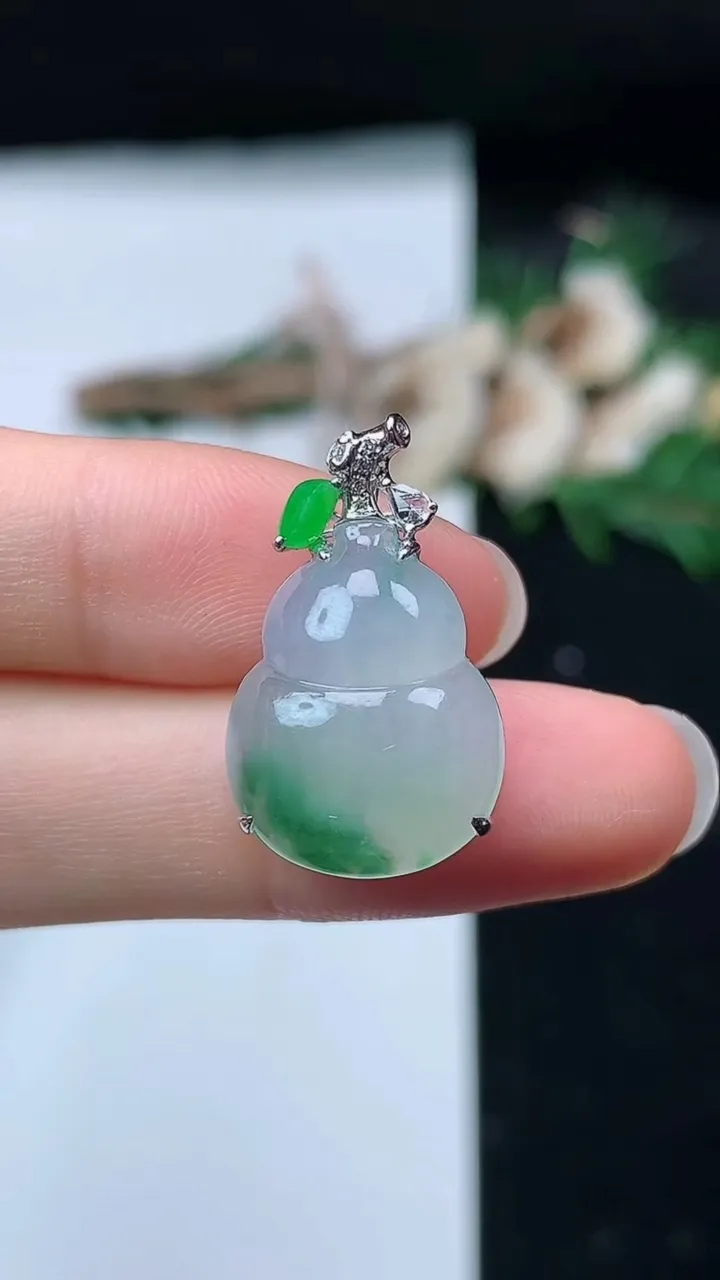 天然A货翡翠葫芦吊坠，尺寸18.3-14.4-8.6，重量:3.53g
8月27日