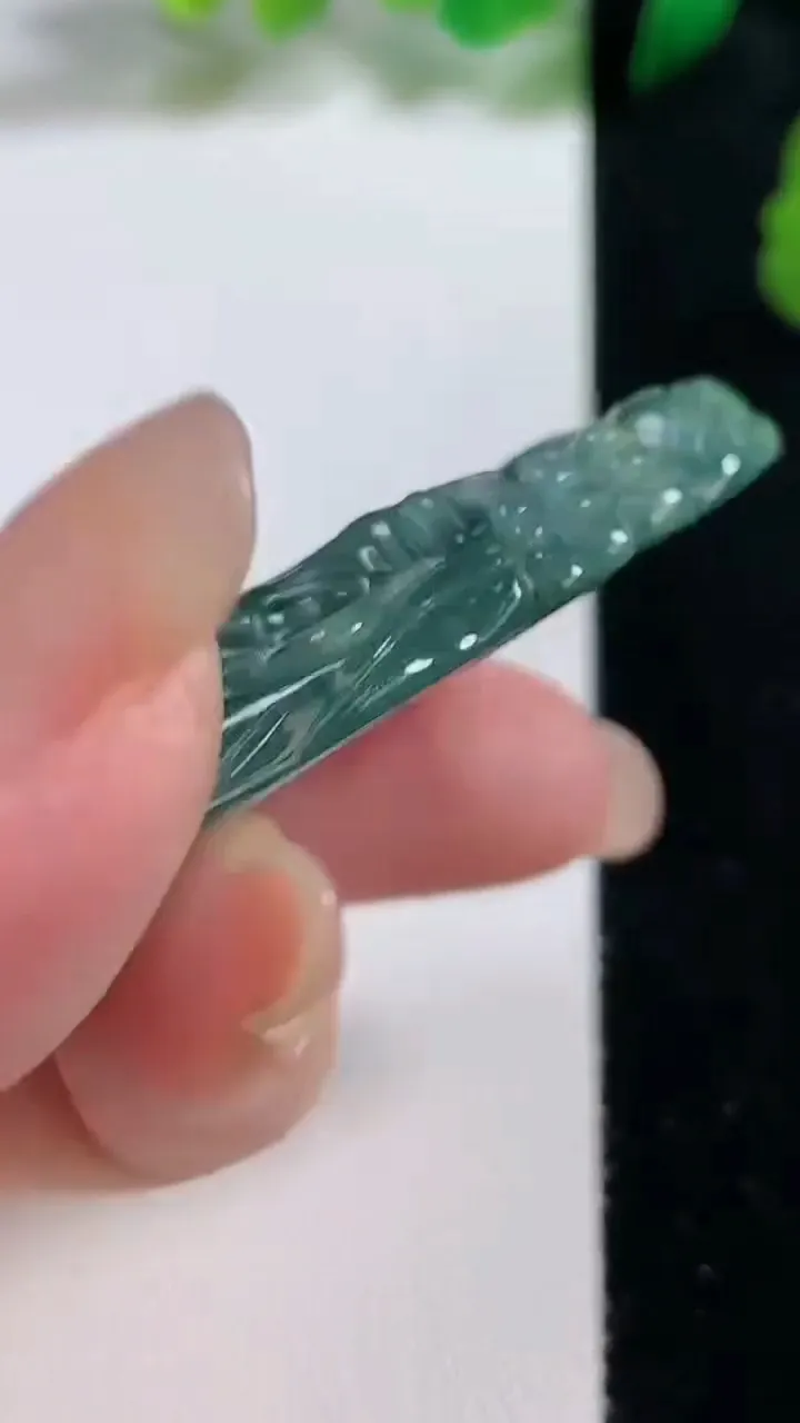 天然A货翡翠蓝水龙牌吊坠，尺寸60.5-36.7-8.4，重:28.41g
8月27日