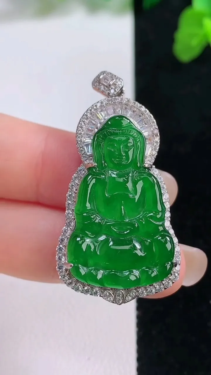 天然A货翡翠观音菩萨吊坠，尺寸42-21.8-8.6，裸石29.7-19重量:8.11g
8月27日