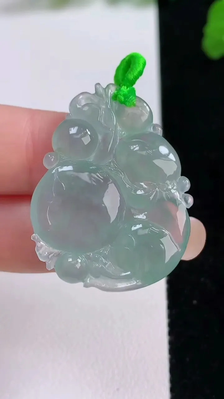 天然A货翡翠生肖猴吊坠，尺寸34.6-26.2-5.3，重量:7.29g
8月27日