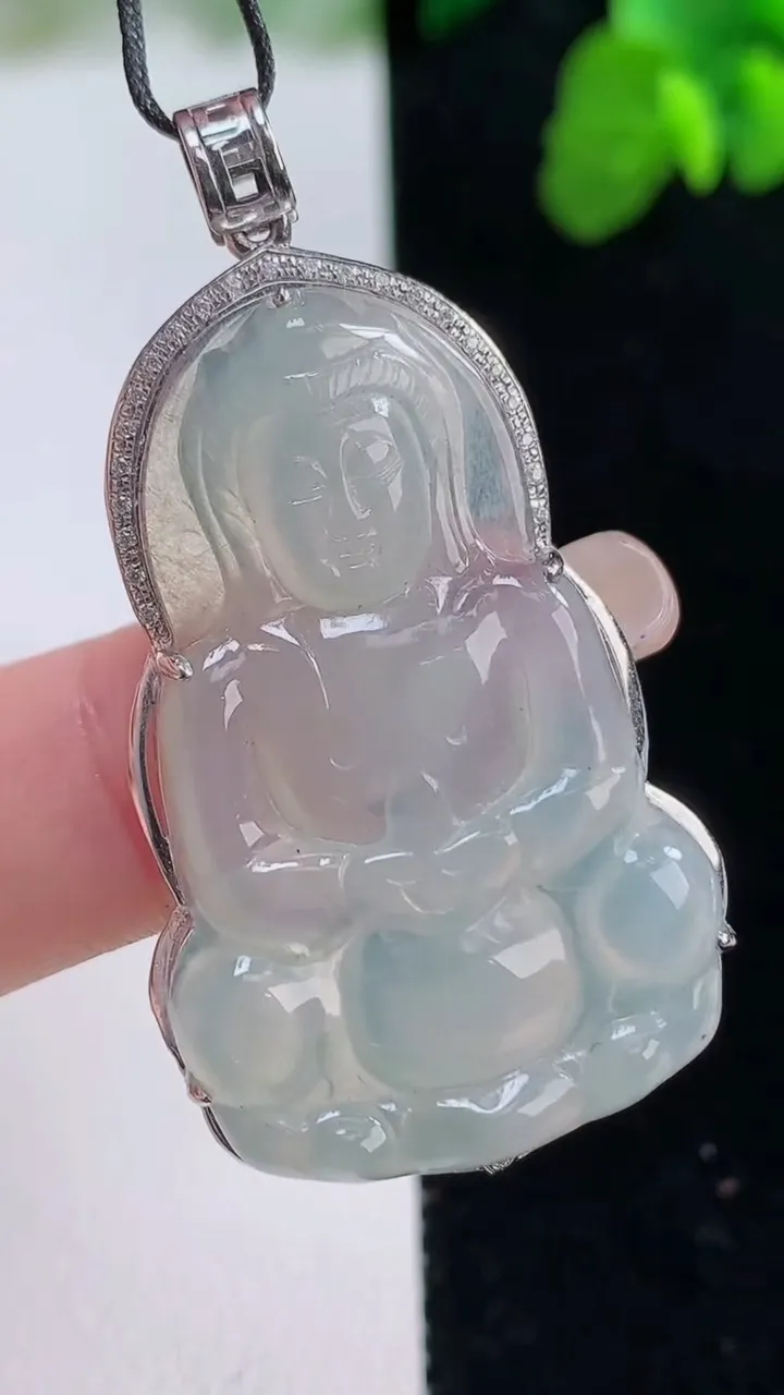 天然A货翡翠种白冰观音菩萨吊坠，尺寸47-25.5-6.5，裸石37-24重量:7.22g
8月27