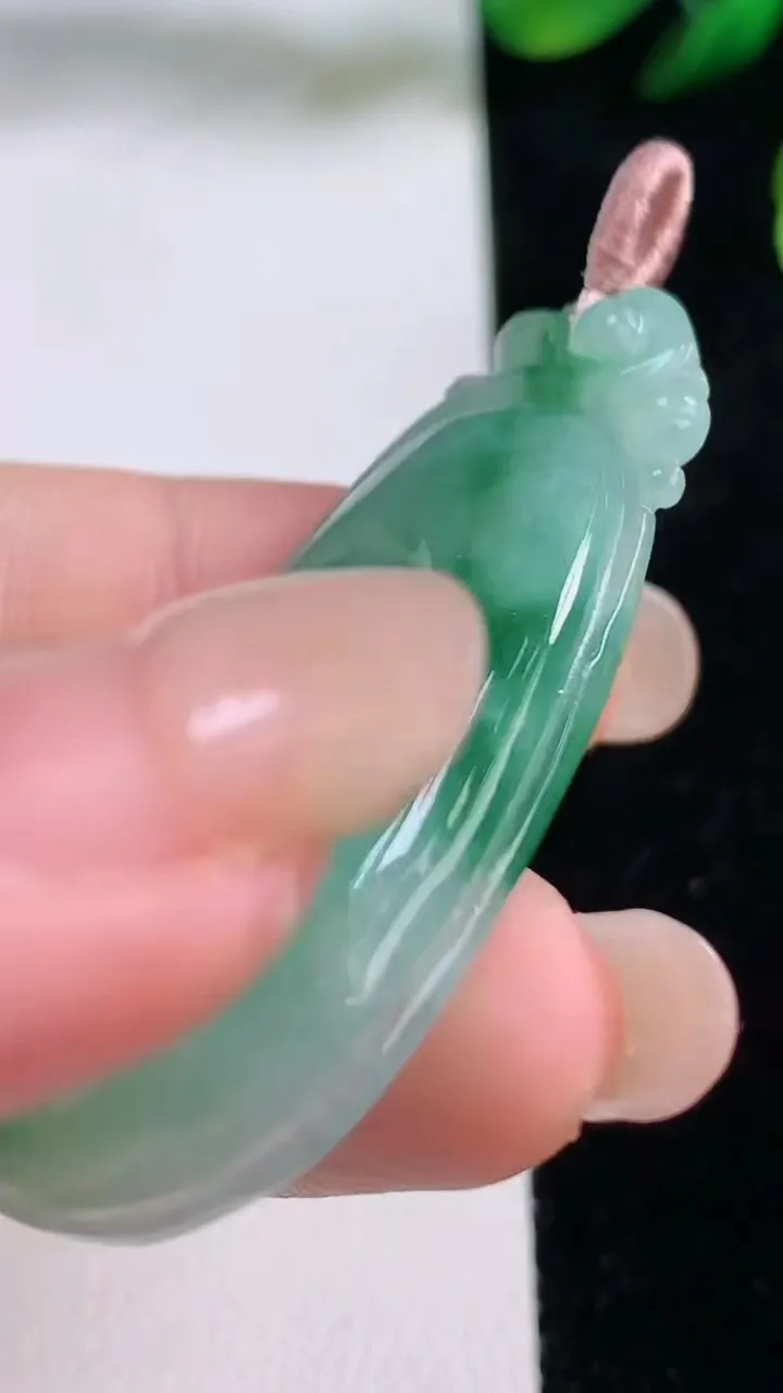 天然A货翡翠如意吊坠，尺寸49.7-23.8-5.5，重量:11.78g
8月27日
