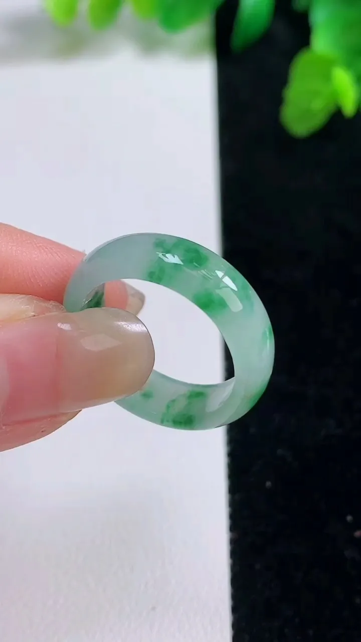 天然A货翡翠戒指指环，尺寸18.5-6-2.7，重量:3.63g2025年8月27日
工厂直销收藏佳