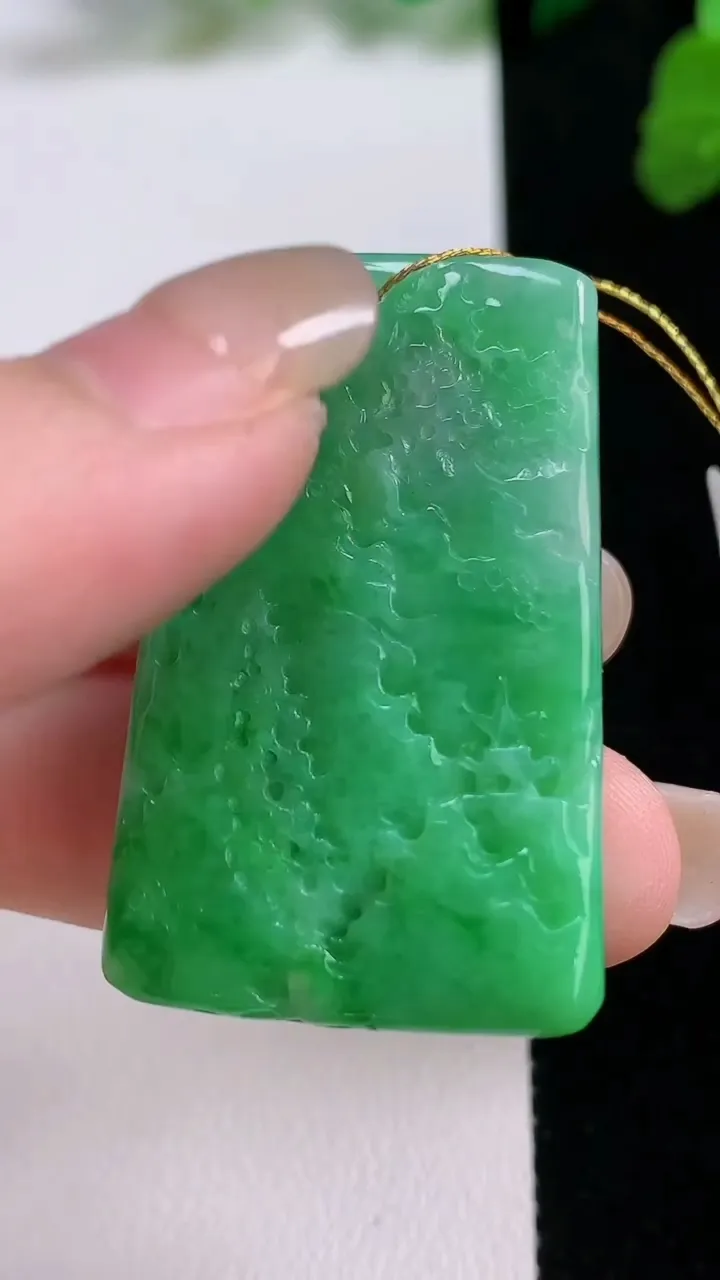 天然A货翡翠山水牌吊坠，尺寸40-25-8，重量:21.36g
8月27日