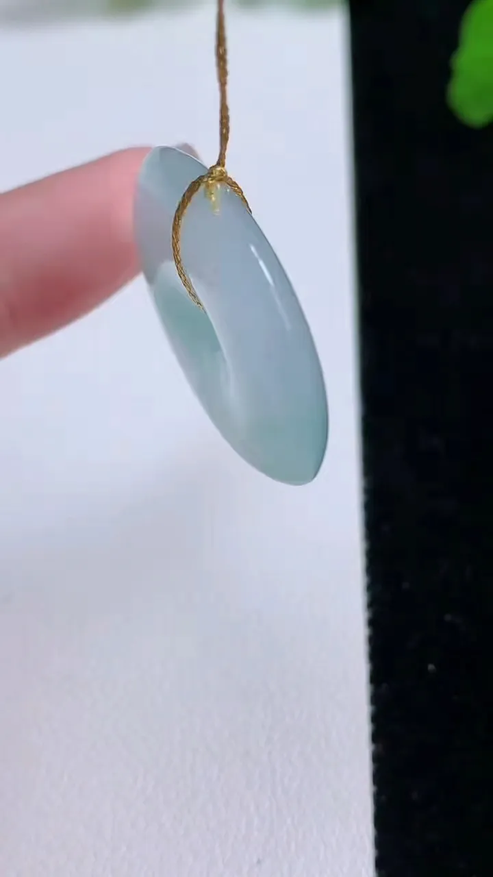 天然A货翡翠飘花平安扣吊坠，尺寸27.8-5.7，重量:9.57g
8月27日