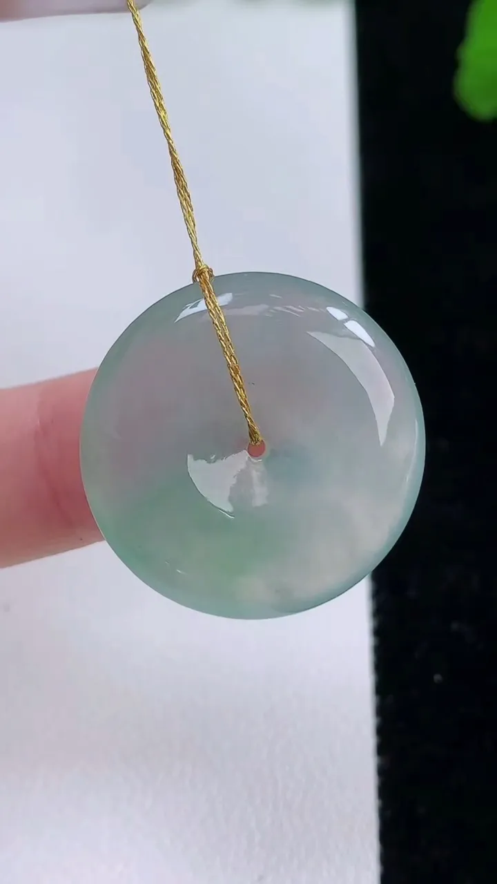 天然A货翡翠平安扣吊坠，尺寸24.5-4.4，重量:6.06g
8月27日