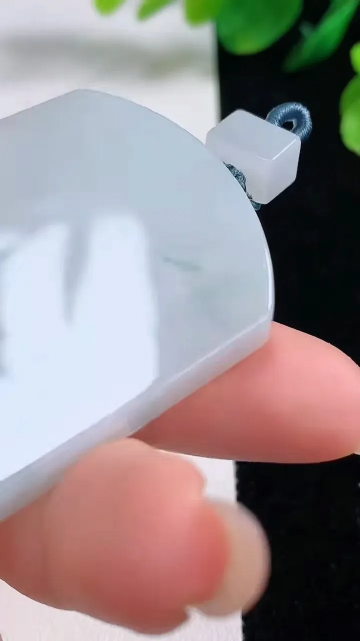 天然A货翡翠飘花无事牌吊坠，尺寸52.8-39-6，重量:37.25g
8月27日