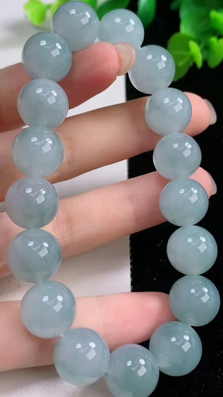 天然A货翡翠圆珠手串，尺寸12.3，重:55.02g8月27日
工厂直销收藏佳品,种好水足，色泽均匀